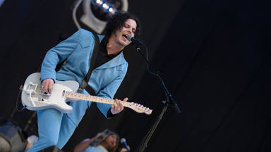 Mira las imágenes de Jack White compartiendo escenario con un famoso presentador de televisión