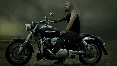 Así es la bestial moto de Carlos Escobedo, cantante de Sôber