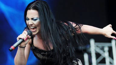 La "mala pata" de Amy Lee, cantante de Evanescence, casi le cuesta la gira