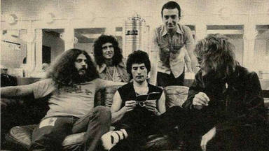 Queen y Kansas juntos en backstage en 1974