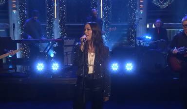 Alanis Morissette canta el “Last Christmas” de Wham!: ¿qué te parece su versión?