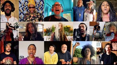 Patti Smith, Michael Stipe (R.E.M.) y artistas de todo el mundo se reúnen para tocar "People Have the Power"