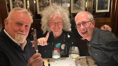 ¿Quién es la persona con la que Brian May y Roger Taylor (Queen) celebran el éxito de “Face It Alone”?