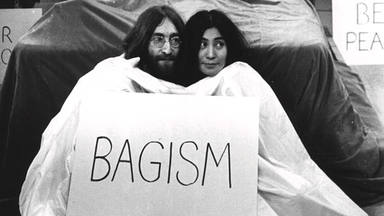 ¿Conoces el "Bagismo"? Fue un movimiento creado por John Lennon... ¡dentro de una bolsa de basura!