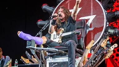 Dave Grohl (Foo Fighters) le cede su “trono del rock” al músico que más se lo merece en todo el mundo