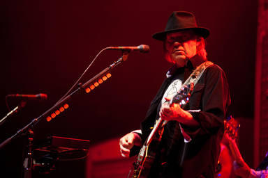 Neil Young anuncia su regreso a los escenarios tras cancelar su gira por enfermedad: apunta la fecha