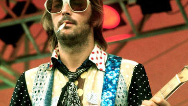 Un nuevo documental ahonda en las tragedias de Eric Clapton.