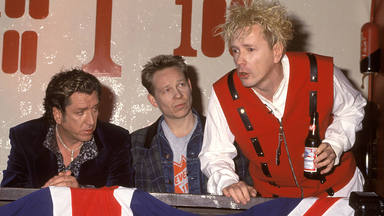 Los miembros de Sex Pistols contestan a Johnny Rotten y él les llama “sucios metirosos”