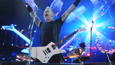 “Enter Sandman”, pero la batería es James Hetfield (Metallica) gritando “yeah”