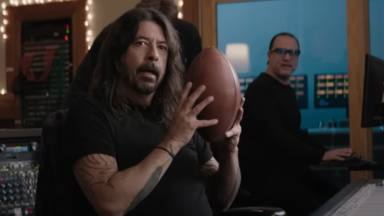 Dave Grohl (Foo Fighters) aparece en este anuncio de la Super Bowl y enumera los mejores inventos de Canadá