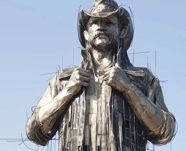 ¡Alucina con esta estatua gigante de Lemmy (Mötörhead)!
