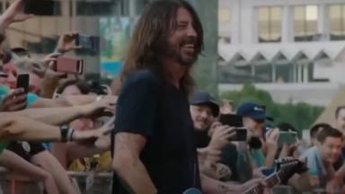 Dave Grohl (Foo Fighters) “flipa” sobre el escenario: “Pensaba que la vida no podía ser más jodidamente rara"