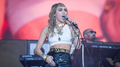 Miley Cyrus cautiva al público versionando “Psycho killer” de Talking Heads