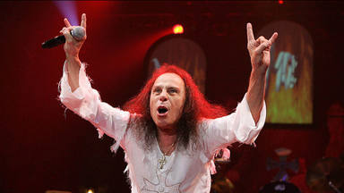 Ronnie James Dio popularizó el gesto de "los cueros del heavy metal" gracias a su abuela