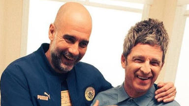 Noel Gallagher y Pep Guardiola lucen la nueva camiseta del Manchester City inspirada en Oasis