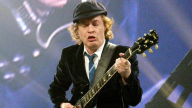 El insólito disfraz de Angus Young (AC/DC) antes de salir al escenario con su uniforme de colegial