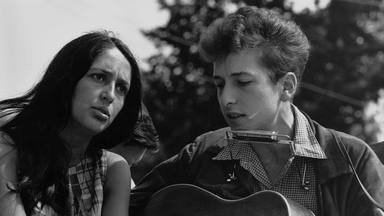Joan Baez, sincera sobre cómo superó su ruptura con Bob Dylan: “Si no vuelvo a verle, está bien”