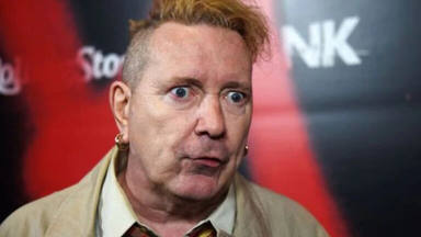 Nuevo revés para John Lydon (Sex Pistols): cancelan su show por culpa de una agresión de su tour manager