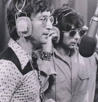 Phil Spector junto a John Lennon