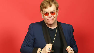 Elton John reacciona después de que una boyband coreana le nombre en una de sus canciones