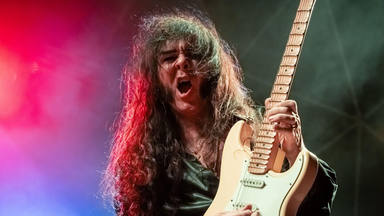 Yngwie Malmsteen vende su guitarra por un precio estratoférico: a cambio te regala este cochazo