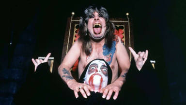 Las fotos inéditas más inquietantes de Ozzy Osbourne: así "ahorcó" a uno de sus empleados en pleno concierto