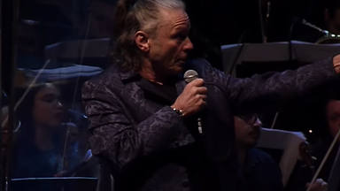 Así suena Bruce Dickinson (Iron Maiden) cantando “Burn” de Deep Purple con una orquesta sinfónica