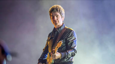 Noel Gallagher admite que sigue intentando estar a la altura de los primeros discos con Oasis