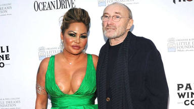 El peor momento de Phil Collins: su ex-mujer "okupa" con armas y a la fuerza su mansión