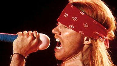 La inusual forma en la que Axl Rose provocaba que los conciertos de Guns N' Roses fueran de lo más tensos