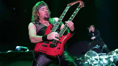 El zasca de Adrian Smith (Iron Maiden) a los que dicen que “cualquier guitarrista puede tocar el bajo"
