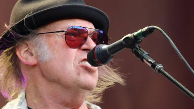 Neil Young se retracta de su decisión más tajante y polémica de 2022: “No puedo irme sin más”