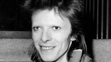 David Bowie “se volvió loco” por las drogas mientras sus falsos amigos “se aprovecharon de su dinero"