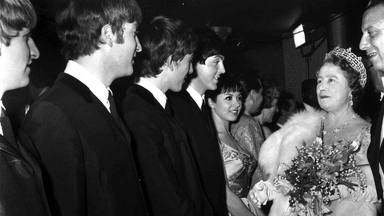 The Beatles con la Reina Elizabeth de Inglaterra, 1963.