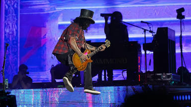Slash (Guns N' Roses) vuelve a demostrar su talento tocando en esta bestial versión de Fleetwood Mac