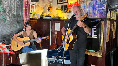 David Gilmour (Pink Floyd) sorpende al mundo tocando “Wish You Were Here” por sorpresa en un pequeño bar