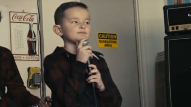 Este niño de 9 años canta Slipknot mientras sus amigos siembran el caos