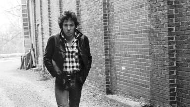 Cómo Bruce Springsteen se convirtió en un "fan loco" de Elvis y acabó recibiendo "una patada en el culo"