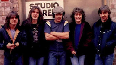 El día que AC/DC empezó a resurgir tras la muerte de Bon Scott