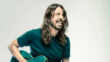 Prohibición bajo pena de cárcel a Foo Fighters en Abu Dhabi: Dave Grohl se puso un cartel para acordarse