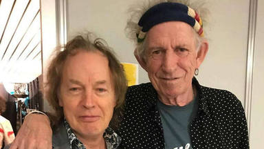 Angus Young (AC/DC): "Keith Richards y Mick Jagger (The Rolling Stones) son casi parodias de sí mismos"