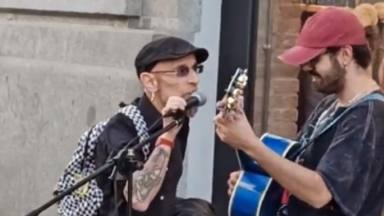 Fito sorprende a un músico callejero en la Gran Vía de Madrid y ambos tocan “Soldadito Marinero”