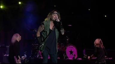 Mira Vince Neil interpretar varios clásicos de Mötley Crüe a menos de un año de “The Stadium Tour”