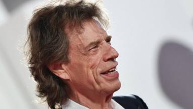 La sorprendente reacción de Mick Jagger (The Rolling Stones) ante la mascarilla que le regaló una fan