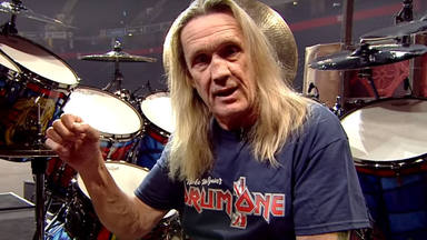 La brillante solución de Iron Maiden a los problemas en la batería de Nicko McBrain: “No puedo tocarla”