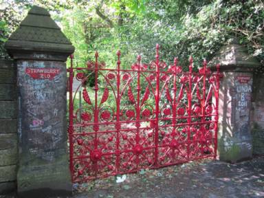 Puerta de acceso a Strawberry field. Foto de Rept0n1x en Wikimedia Commons