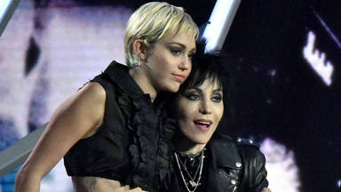 Así cantan Joan Jett y Billy Idol en el disco de "rock" de Miley Cyrus, 'Plastic Hearts'