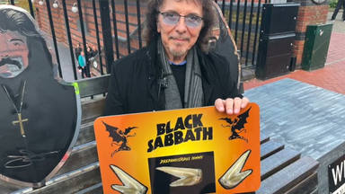 Tony Iommi (Black Sabbath) “flipa” cuando se encuentra con el fósil a su nombre