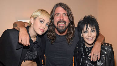 ¿Se ha vuelto rockera "del todo" Miley Cyrus? La cantante anuncia "un disco completo de rock"