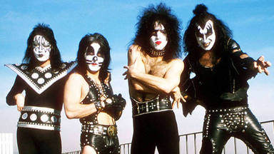 El vestuario de Kiss siempre olía a tostada quemada por un macabro motivo: “Se tragó el veneno”